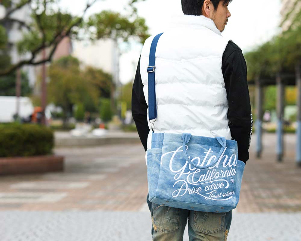 エンボス 総柄 ボディーバッグ