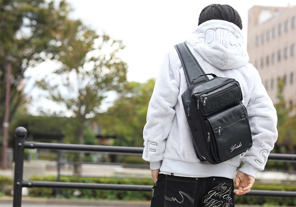 ロゴ エンボス ビッグ ボディバッグ