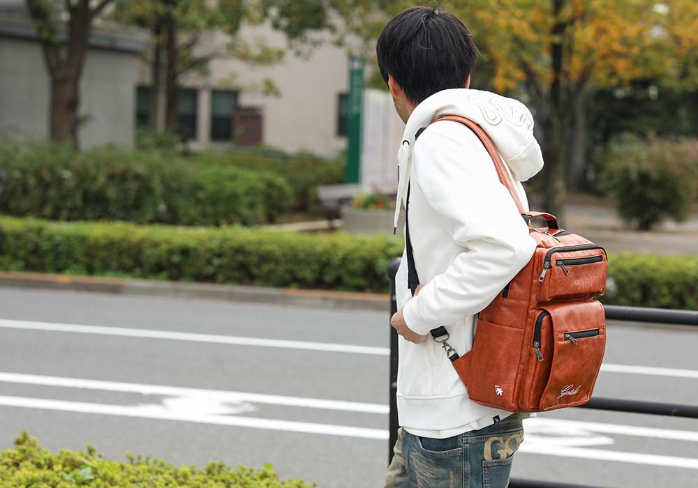 ロゴ エンボス ビッグ ボディバッグ