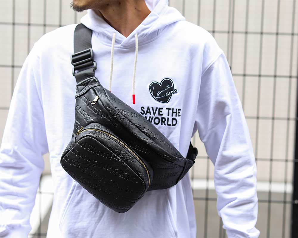 エンボス 総柄 ボディーバッグ