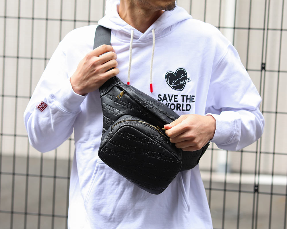 エンボス 総柄 ボディーバッグ