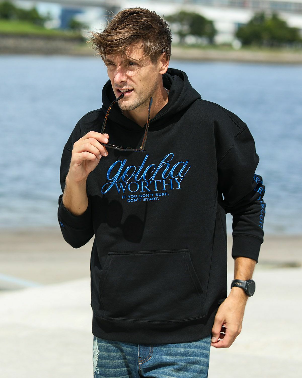 ブルー ラメ刺繍 プルパーカー