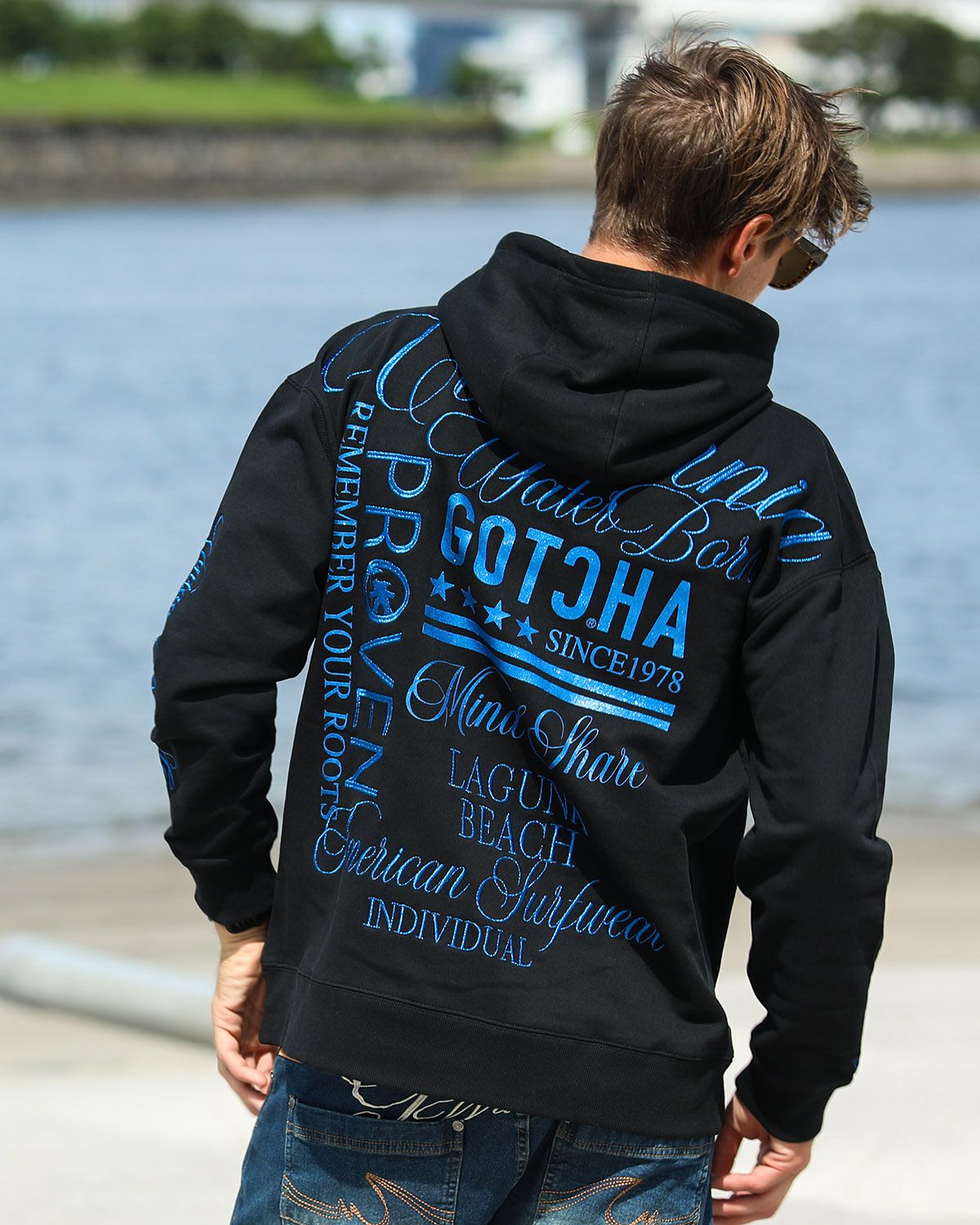 ブルー ラメ刺繍 プルパーカー