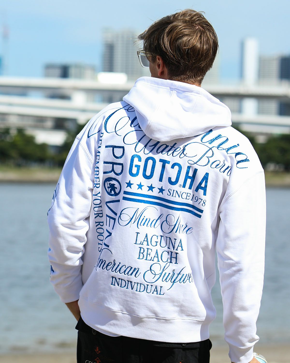 ブルー ラメ刺繍 プルパーカー