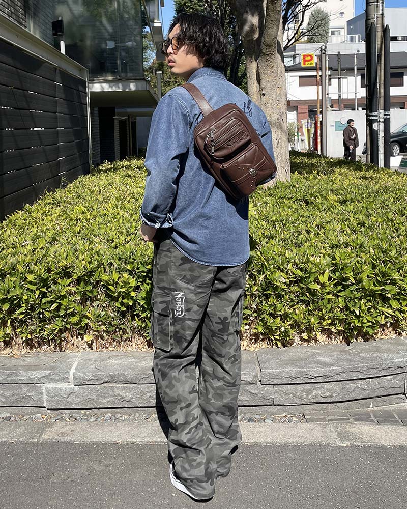 PUレザー スタッズ付き ボディバッグ