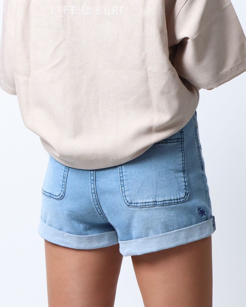 ウィメンズ ストレッチ デニム ショートパンツコーデ