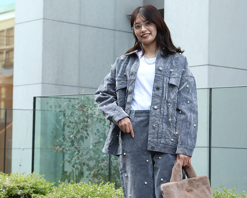 ウィメンズパール付きフロッキーデニムコーデグレー