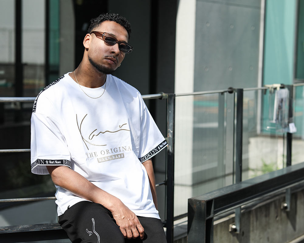 ビッグシルエット ゴールド ロゴ テープ Tシャツコーデ