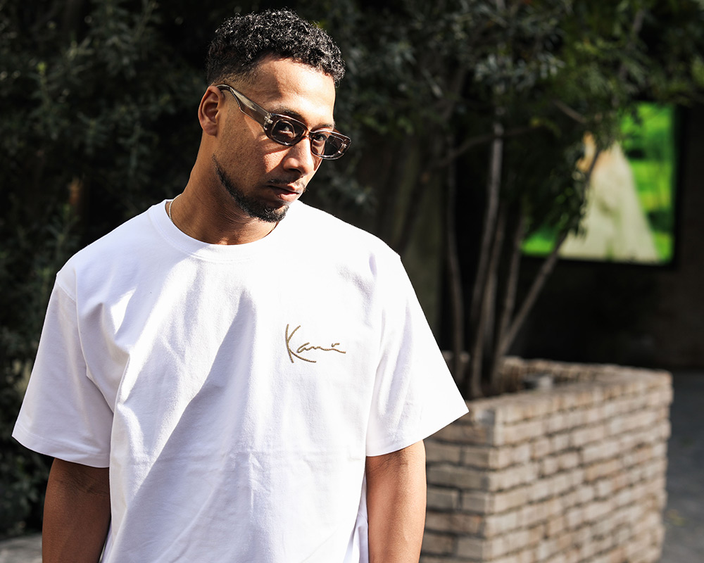 ゴールド メタル ロゴ クルー Tシャツコーデ