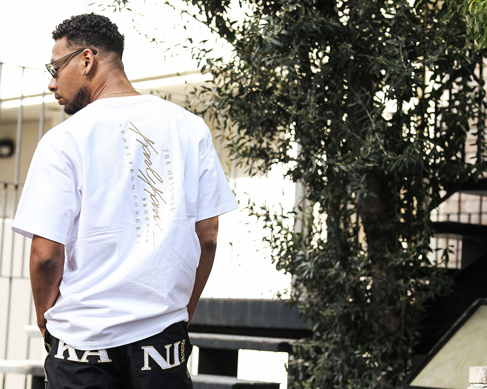 ゴールド メタル ロゴ クルー Tシャツコーデ