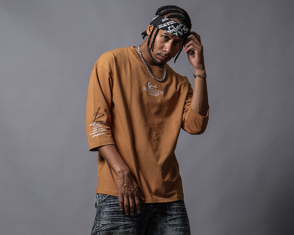 ドロップショルダー バック ビッグ ロゴ 7分袖 Tシャツコーデ