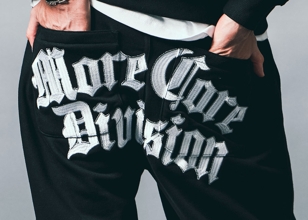 バック インパクト ロゴ イージーパンツヒップ部分ロゴアップ