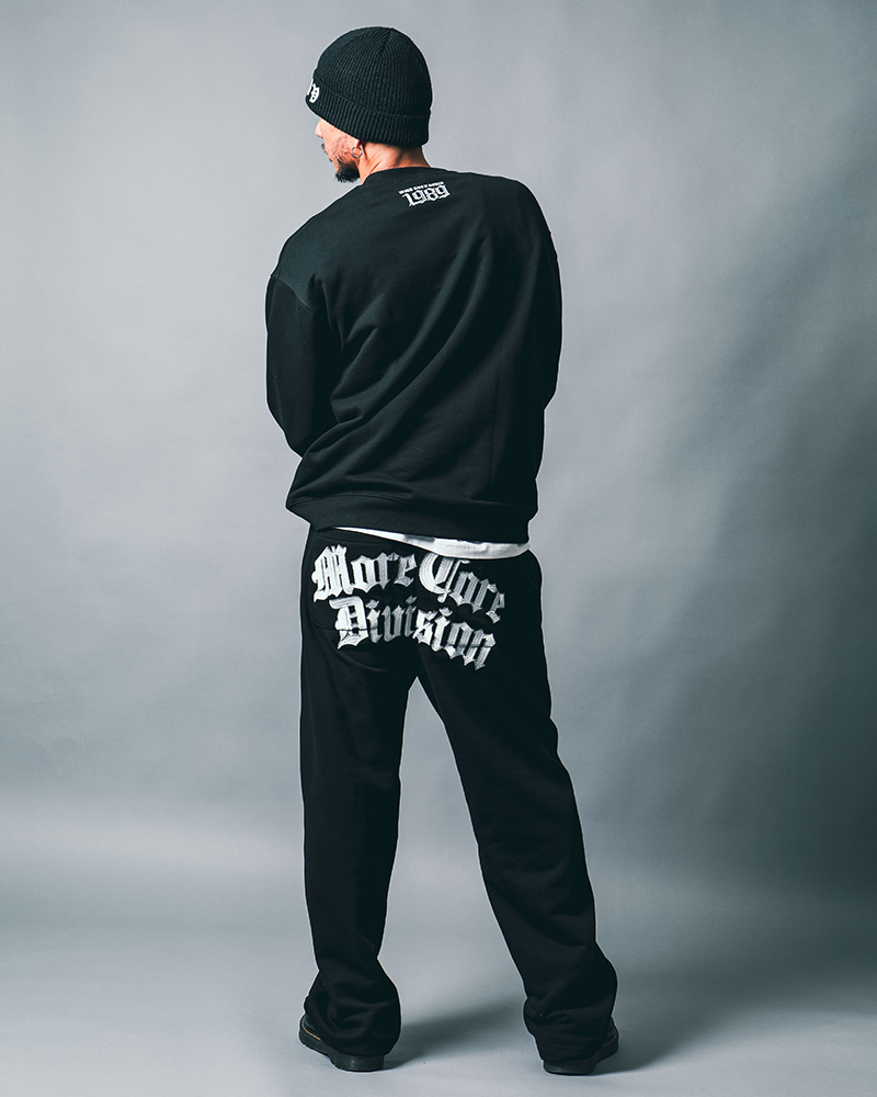 バック インパクト ロゴ イージーパンツラフコーデ