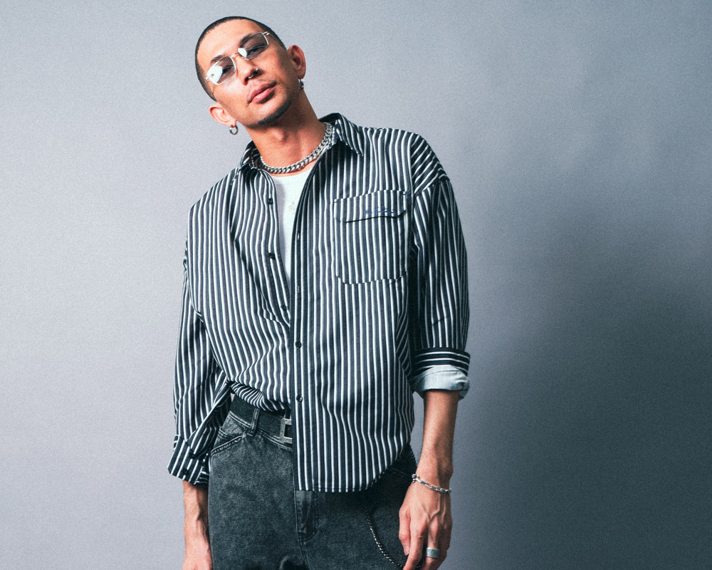 ストライプシャツブラックスタイリング