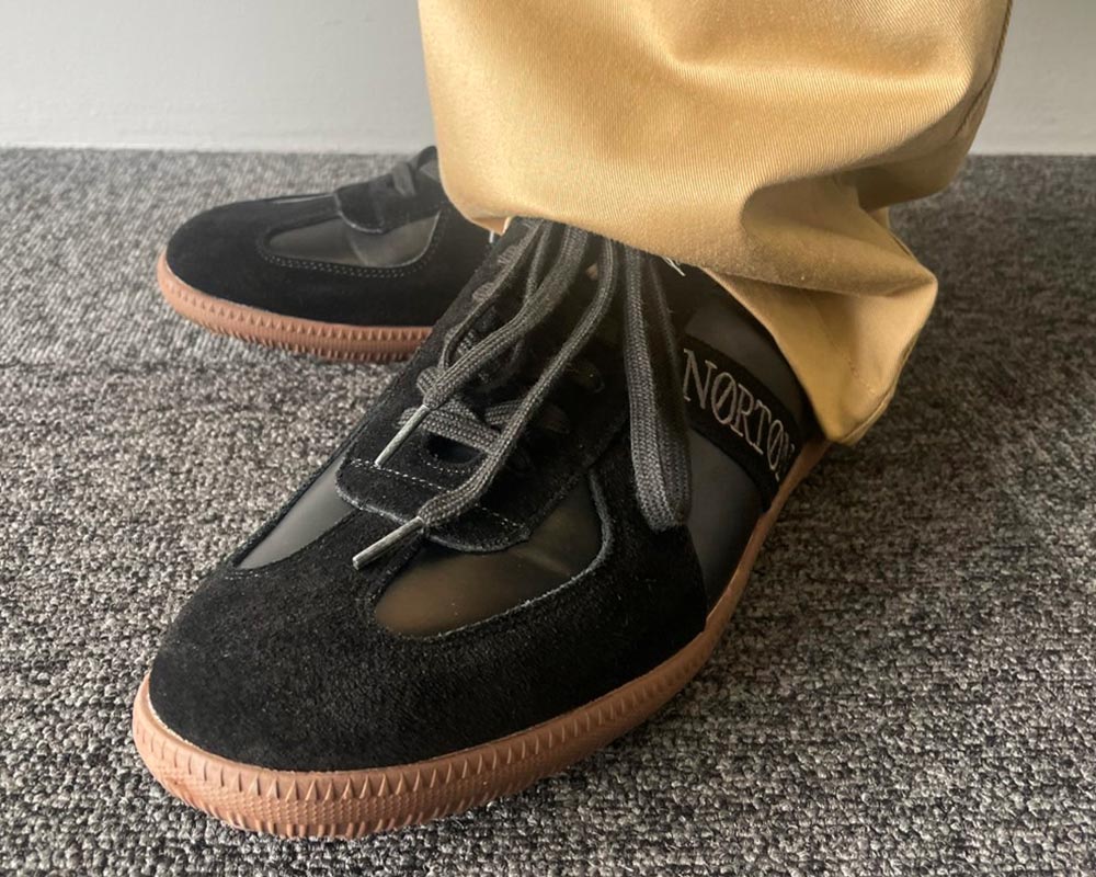 ジャーマントレーナースニーカーブラック着用画像