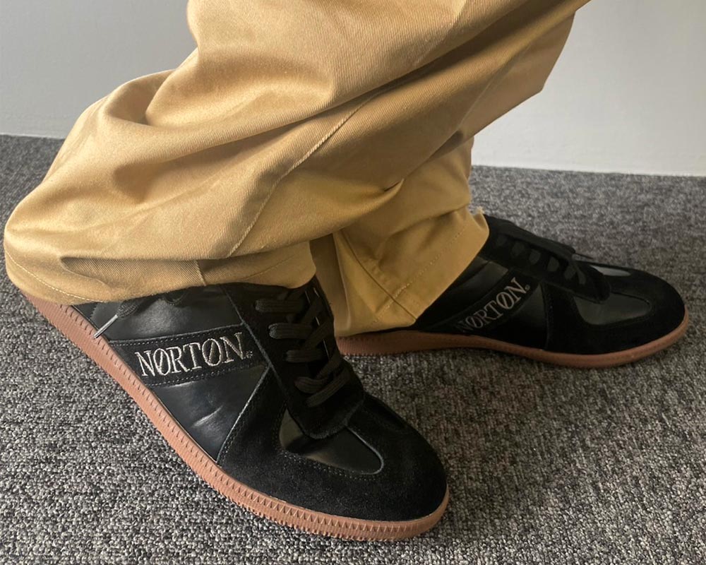 ジャーマントレーナースニーカーブラック着用画像