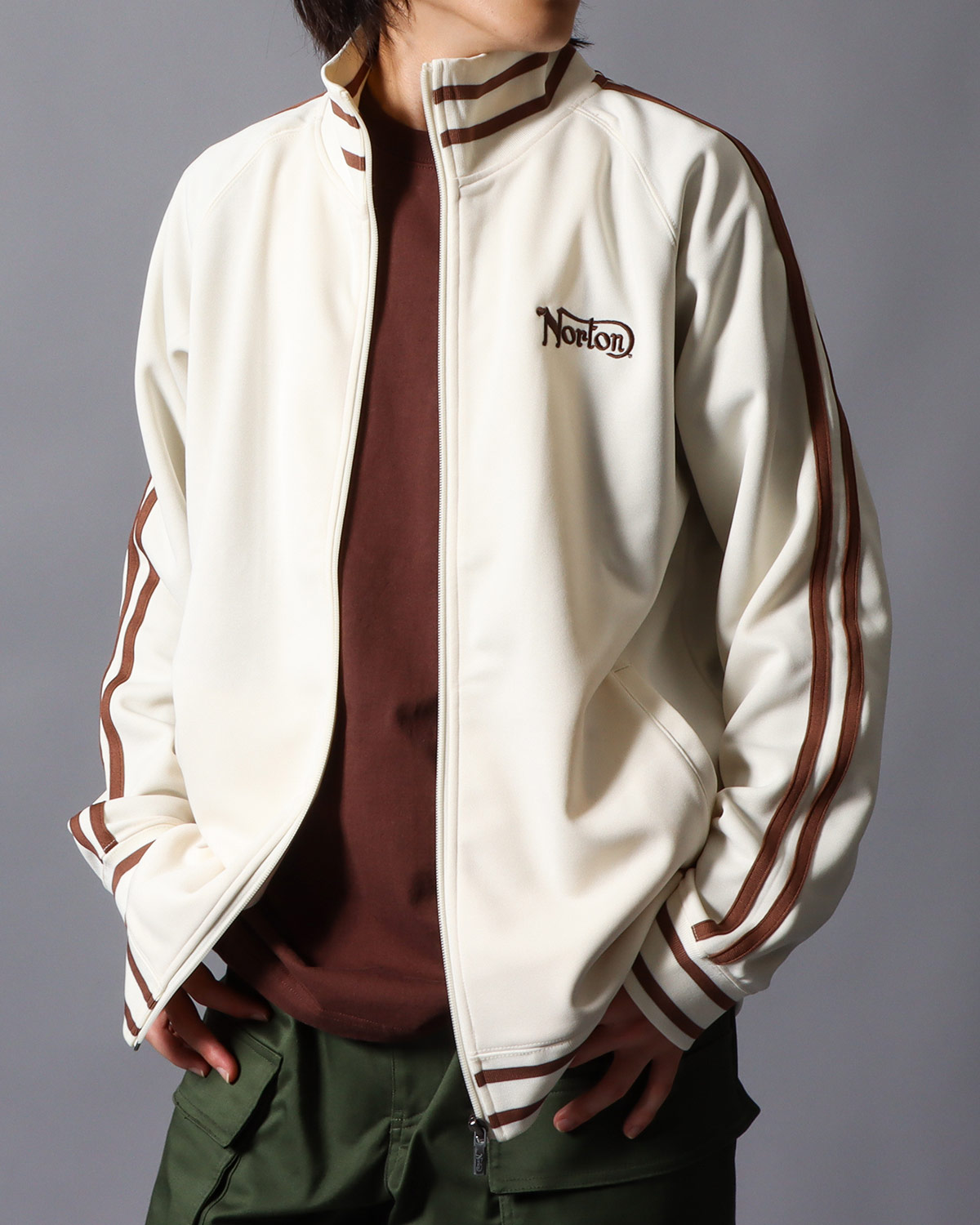 4段 スムース トラックジャケットオフホワイト正面