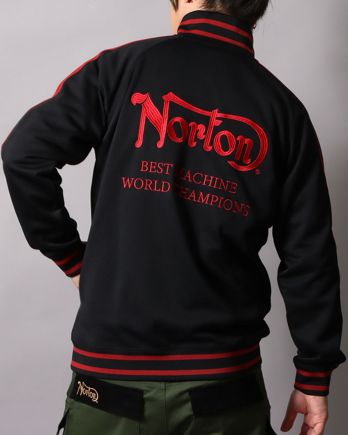 4段 スムース トラックジャケットブラック背面