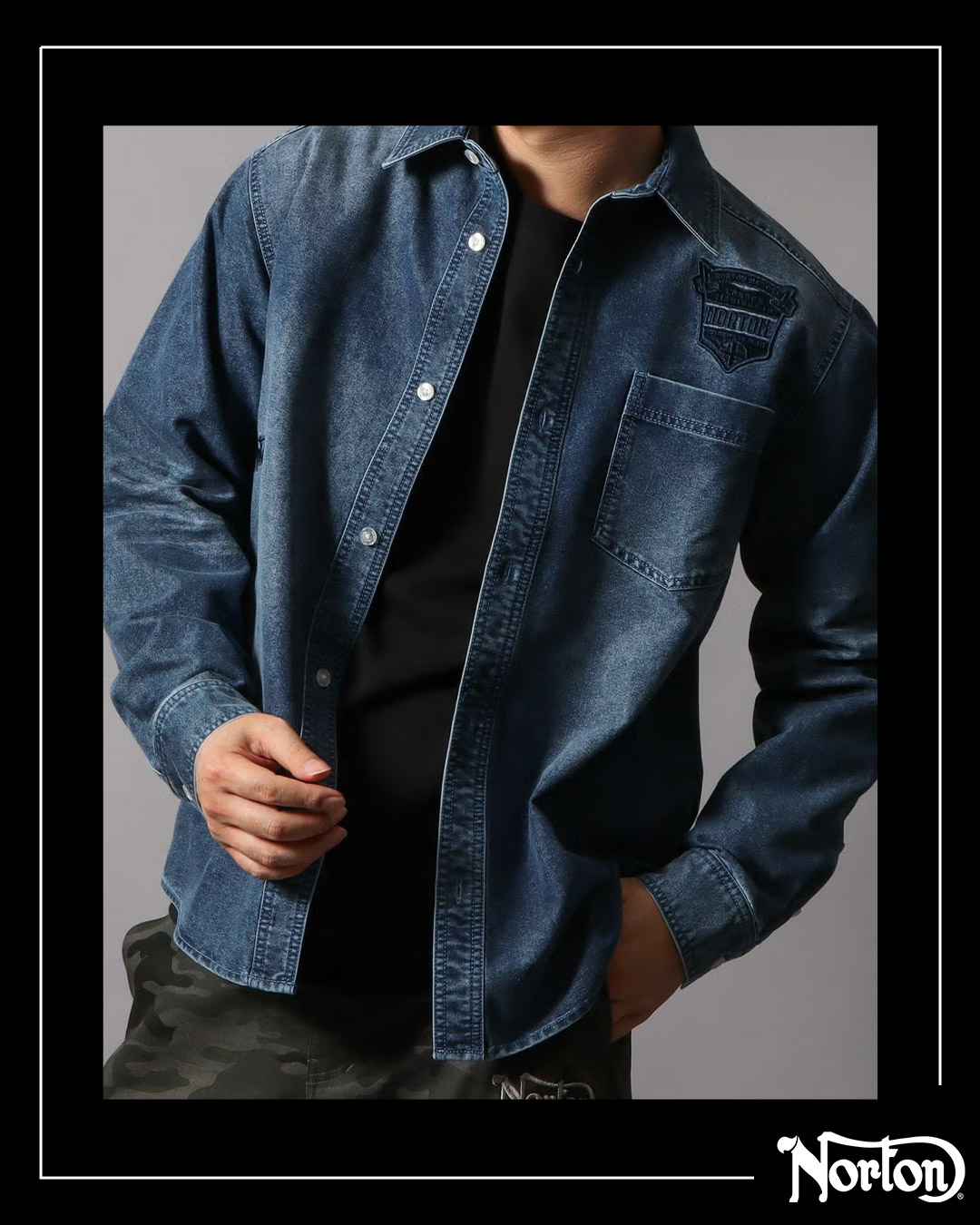 フロント エンブレム 同色刺繍 デニムシャツ